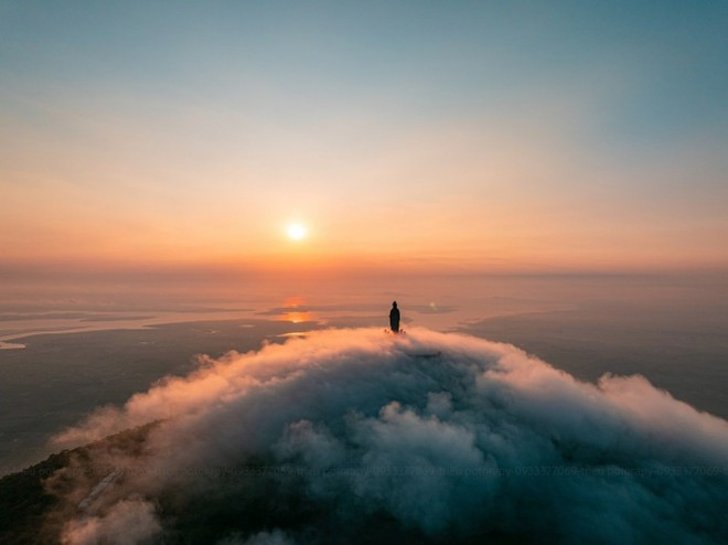 Toàn cảnh Tượng Phật Bà Tây Bổ Đà Sơn sừng sững giữa biển mây trên đỉnh núi Bà Đen vào buổi sáng sớm.