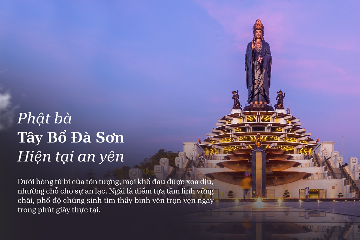 Không gian trưng bày nghệ thuật Phật giáo bên trong khối đế tượng Phật Bà Tây Bổ Đà Sơn với ánh sáng lung linh, trang nghiêm.